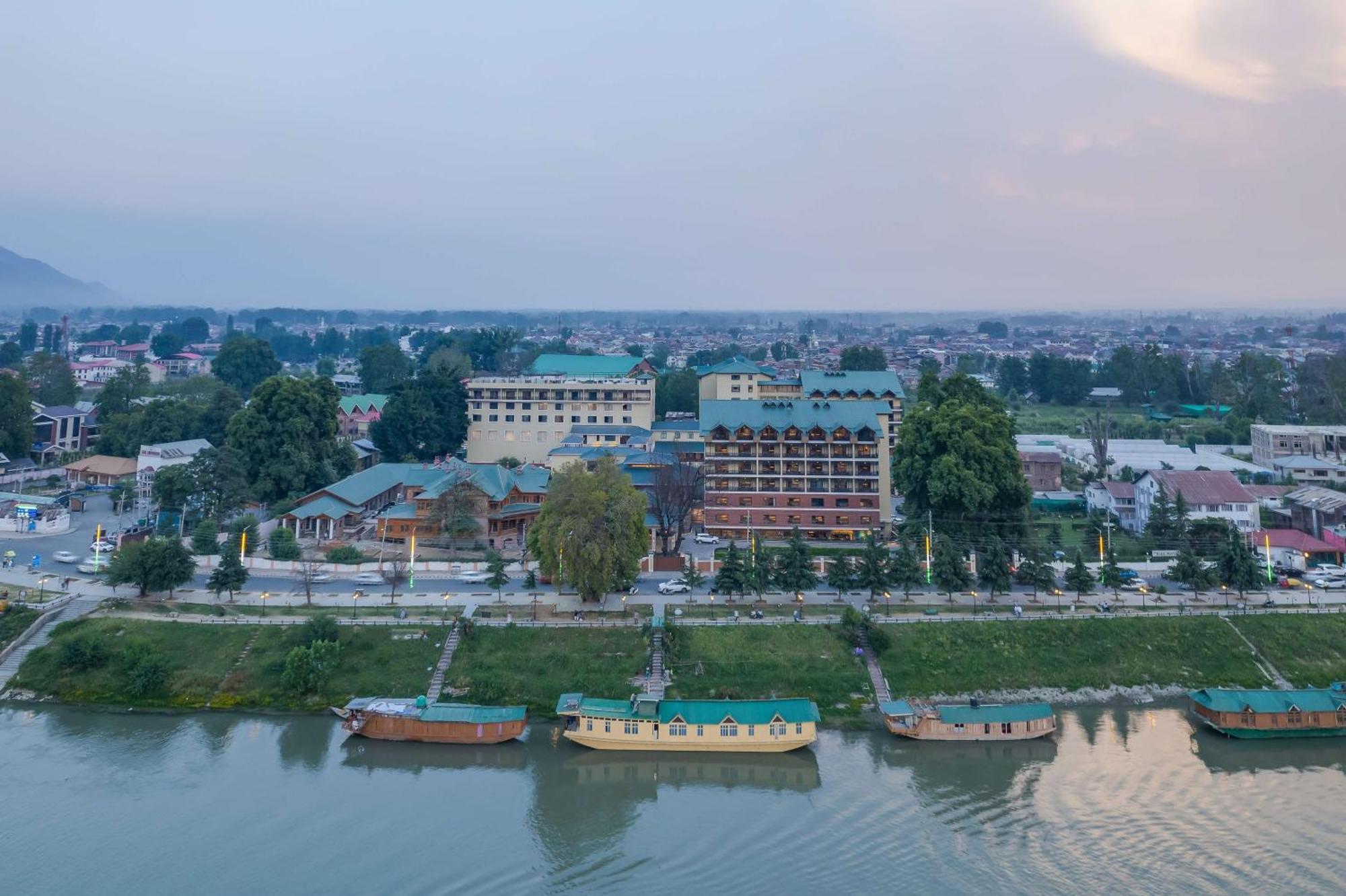 Radisson Collection Hotel & Spa, Riverfront Srinagar المظهر الخارجي الصورة